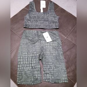 Fabletics NEW Harlow Reversible Sports Bra & Shorts Size L NWT